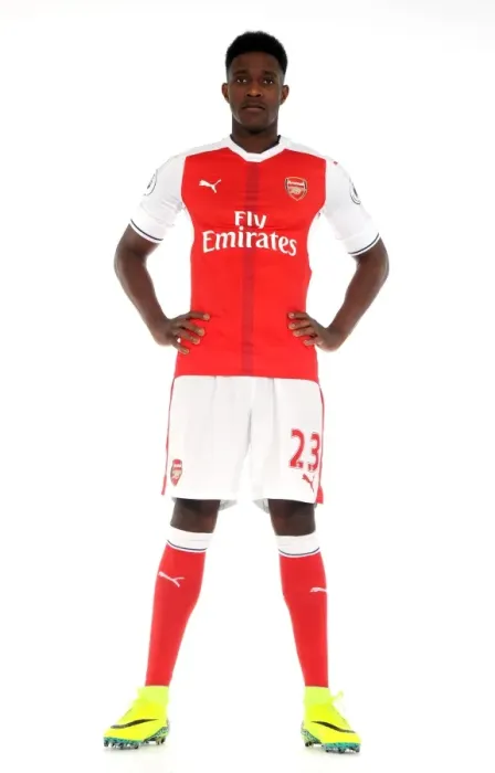 Framed Print : Danny Welbeck with Arsenal's 2016-17 First Team Squad Framed Print : Danny Welbeck with Arsenal's 2016-17 First Team Squad