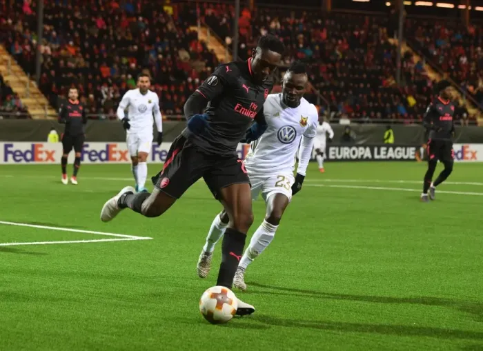 Framed Print : Danny Welbeck Breaks Past Samuel Mensah: Arsenal's Europa League Victory Over Ostersunds FK