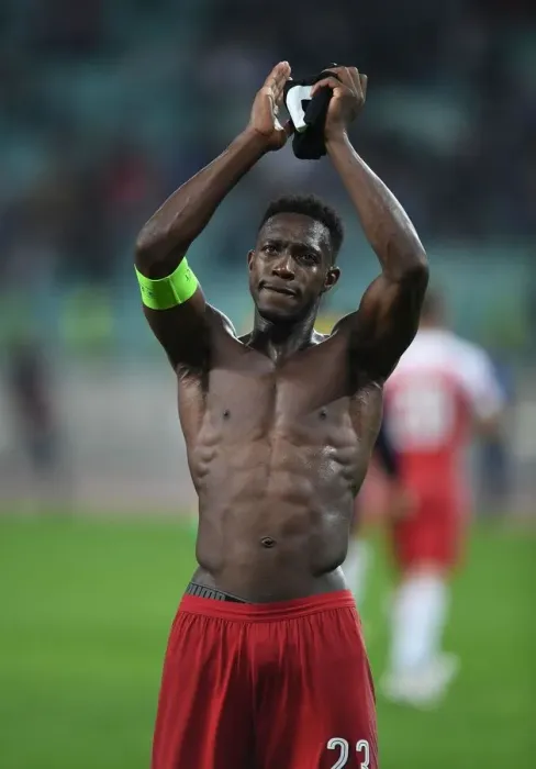 Framed Print : Danny Welbeck Celebrates with Arsenal Fans after UEFA Europa League Victory over Qarabag FK