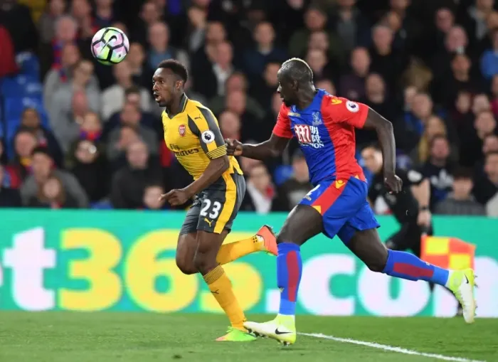 Framed Print : Danny Welbeck Dashes Past Mamadou Sakho: Crystal Palace vs. Arsenal, Premier League 2016-17