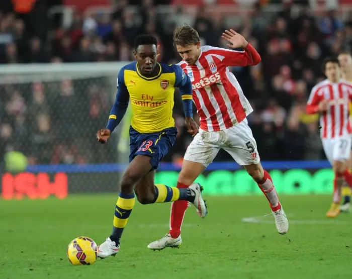 Framed Print : Danny Welbeck Outmaneuvers Marc Muniesa: A Moment from Stoke City vs. Arsenal (2014-15)