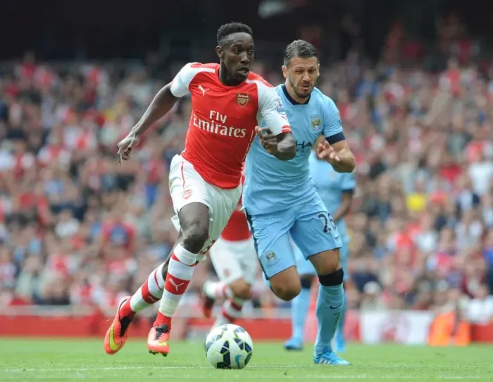 Framed Print : Danny Welbeck Outpaces Martin Demichelis: Arsenal vs Manchester City, Premier League 2014-15