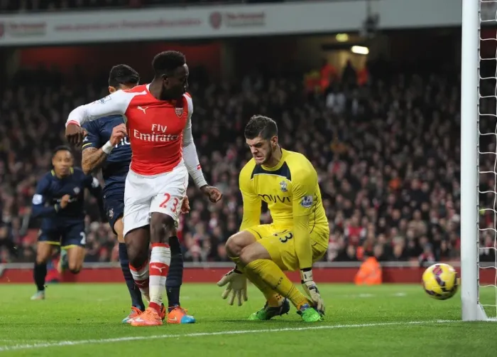 Framed Print : Danny Welbeck Outwits Fraser Forster with a Clever Backheel at Arsenal vs Southampton (2014-15)