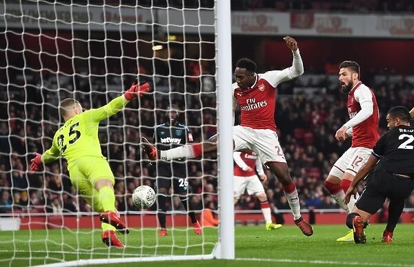 Danny Welbeck Scores the Game-Winning Goal: Arsenal Advances in Carabao Cup against West Ham United
