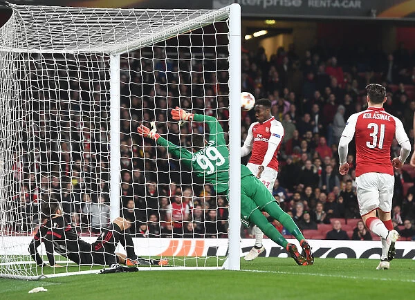 Danny Welbeck Scores Thrilling Header Against AC Milan's Gianluigi Donnarumma in Arsenal's Europa League Match