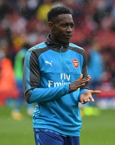 Danny Welbeck Warming Up: Arsenal vs SL Benfica, Emirates Cup 2017-18