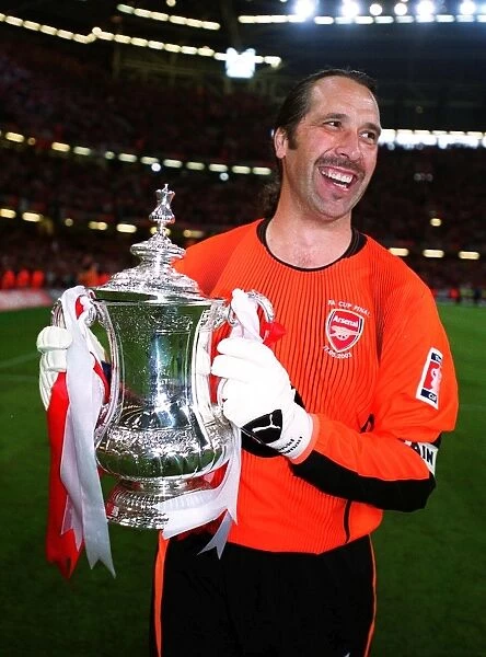 David Seaman (Arsenal) with the FA Cup Trophy. Arsenal 1:0 Southampton. The F