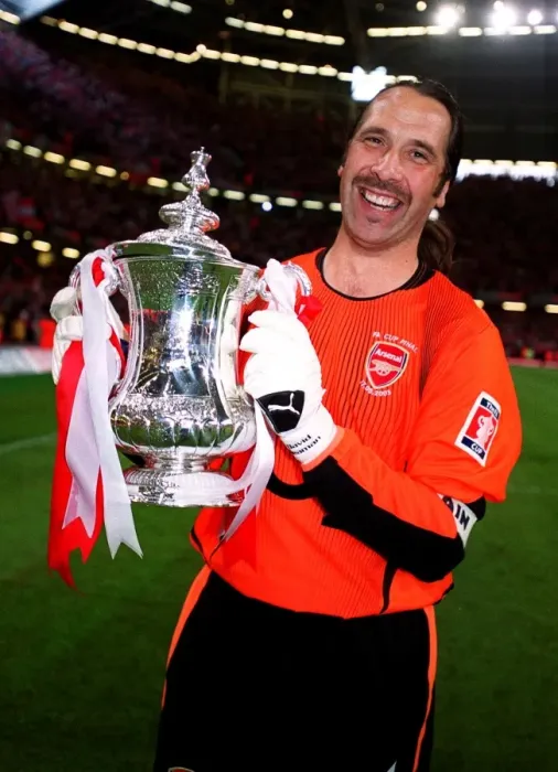 Framed Print : David Seaman Lifts the FA Cup: Arsenal's Victory over Southampton (17 / 5 / 03)