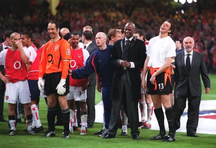 Framed Print : The David Seaman and Patrick Vieira and the rest of Arsenal players wait to receives the trophy