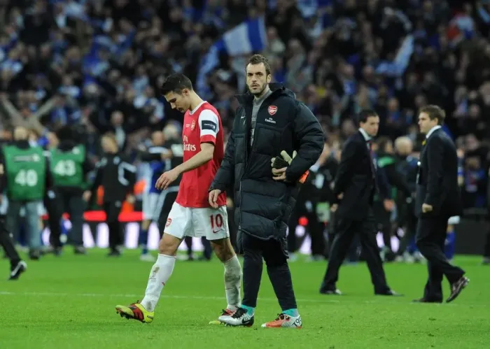 Framed Print : Dejected Arsenal players Manuel Almunia and Robin van Persie. Arsenal 1: 2 Birmingham City