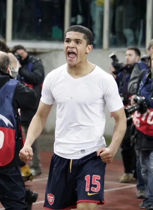 Framed Print : Denilson (Arsenal) celebrates winning the penalty shoot out