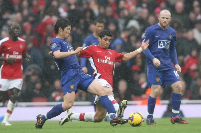 Framed Print : Denilson (Arsenal) Ji Sung Park (Manchester United) Framed Print : Denilson (Arsenal) Ji Sung Park (Manchester United)