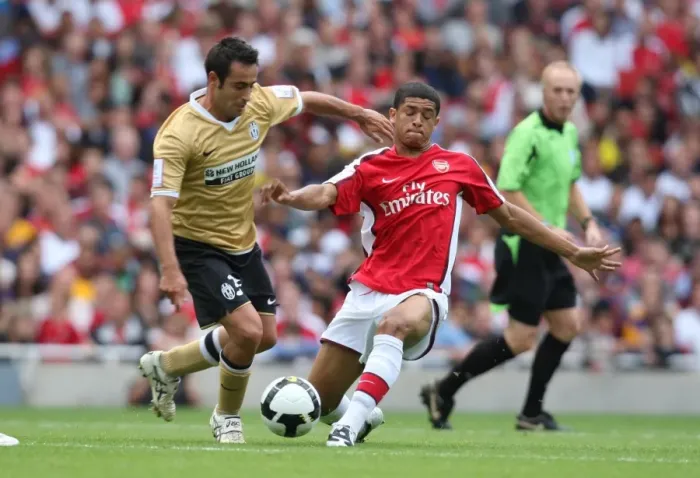 Framed Print : Denilson (Arsenal) Marco Marchionni (Juve) Framed Print : Denilson (Arsenal) Marco Marchionni (Juve)