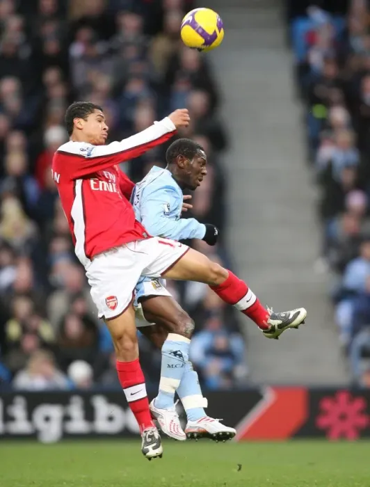 Framed Print : Denilson (Arsenal) Shaun Wright-Phillips (Man City)