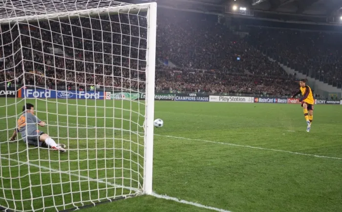 Framed Print : Denilson (Arsenal) shoots past Roma goalkeeper Doni Framed Print : Denilson (Arsenal) shoots past Roma goalkeeper Doni