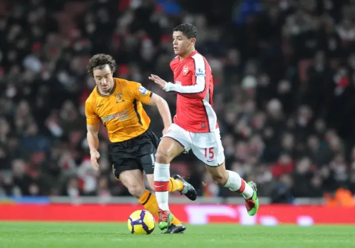 Framed Print : Denilson (Arsenal) Stephen Hunt (Hull). Arsenal 3: 0 Hull City, Barclays Premier league Framed Print : Denilson (Arsenal) Stephen Hunt (Hull). Arsenal 3: 0 Hull City, Barclays Premier league