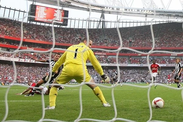 Denilson Scores the Third: Arsenal's Dominance over Newcastle (30 / 8 / 2008)