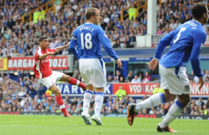 Framed Print : Denilson shoots past Everton goalkeeper Tim Howard Framed Print : Denilson shoots past Everton goalkeeper Tim Howard