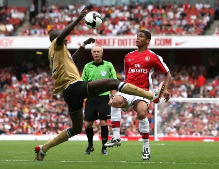Framed Print : Denilson vs. Sissoko: Juventus Triumphs Over Arsenal in Emirates Cup Clash, 2008