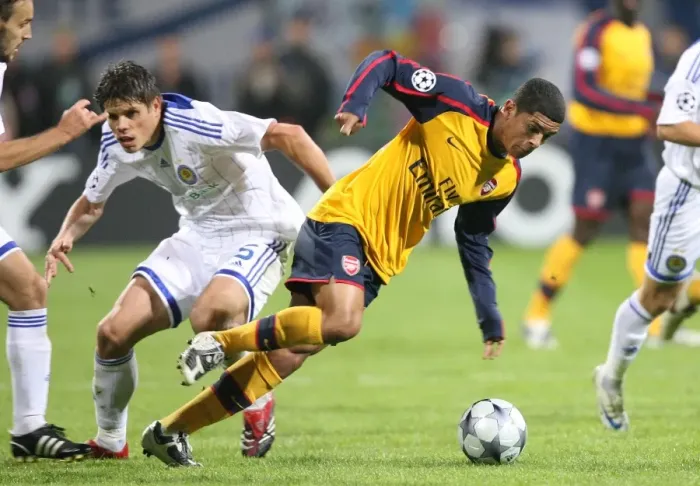 Framed Print : Denilson and Vukojevic Clash: 1-1 Stalemate in Champions League Group G between Arsenal and Dynamo Kiev