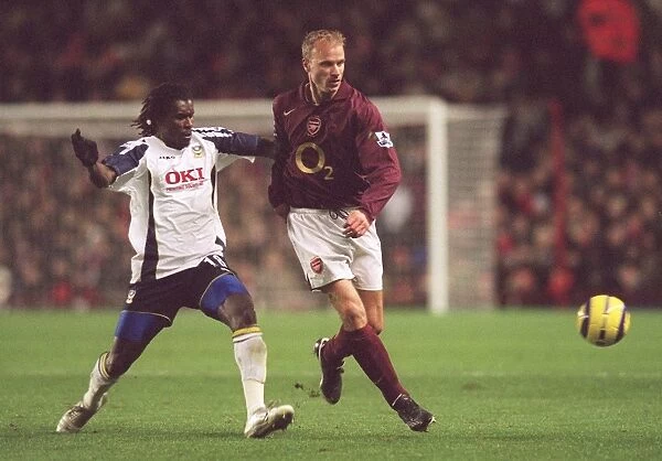 Dennis Bergkamp (Arsenal) Aliou Cisse (Portsmouth). Arsenal 4:0 Portsmouth