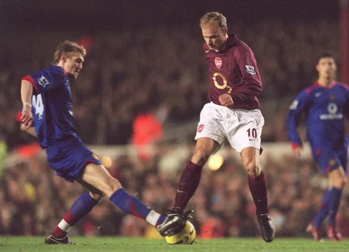 Framed Print : Dennis Bergkamp (Arsenal) Darren Fletcher (Man Utd)
