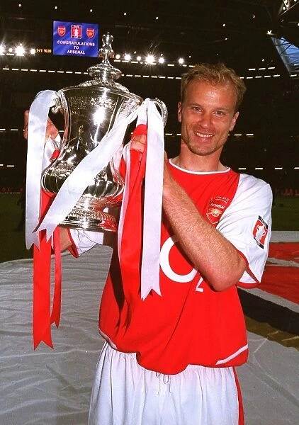 Dennis Bergkamp (Arsenal) with the FA Cup Trophy. Arsenal 1:0 Southampton