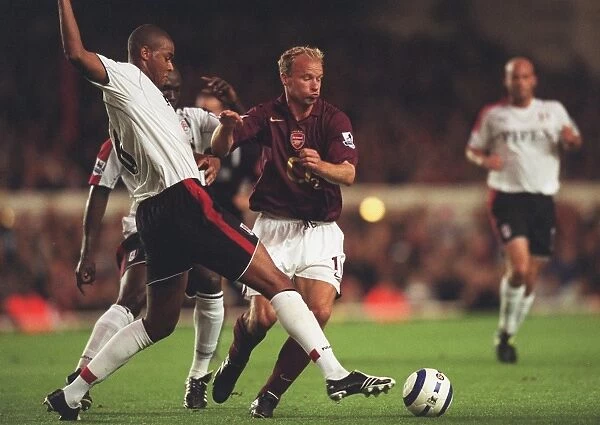 Dennis Bergkamp (Arsenal) Zat Knight (Fulham). Arsenal 4:1 Fulham