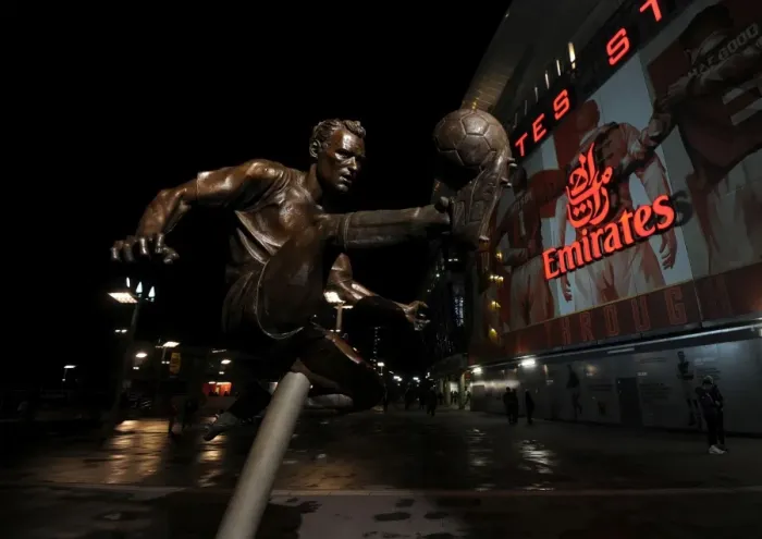 Framed Print : Dennis Bergkamp Statue: Arsenal's Tribute before Arsenal vs Southampton (2014-15) Framed Print : Dennis Bergkamp Statue: Arsenal's Tribute before Arsenal vs Southampton (2014-15)
