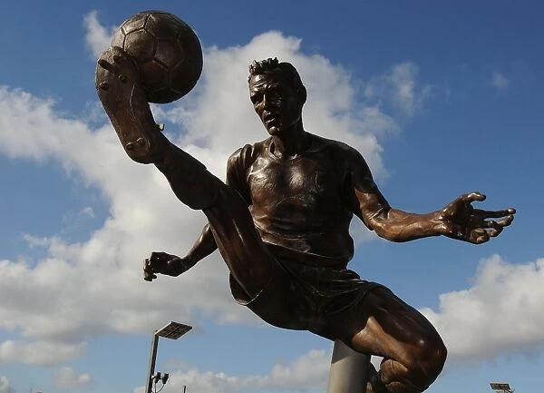 Dennis Bergkamp Statue Unveiled: Arsenal vs Sunderland, Premier League, Emirates Stadium