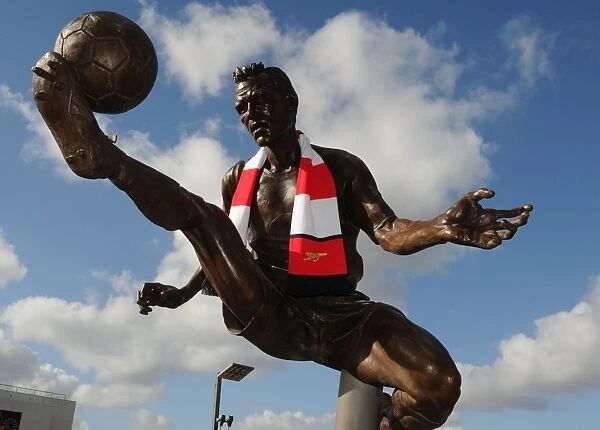 Dennis Bergkamp Statue Unveiled: A New Arsenal Legend at Emirates Stadium
