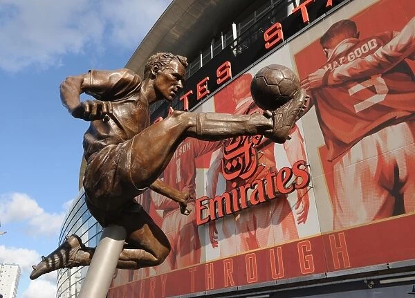 Dennis Bergkamp Statue Unveiled: Arsenal vs. Sunderland, Premier League 2013-14