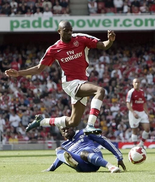 Diaby vs Essien: Arsenal's Abou Diaby and Chelsea's Michael Essien Clash in Intense Barclays Premier League Match at Emirates Stadium (10 / 5 / 09)