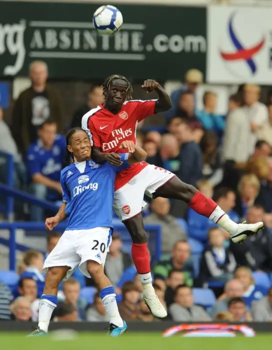 Framed Print : Dominance on the Pitch: Sagna and Pienaar Clash in Arsenal's 6-1 Victory over Everton, 2009