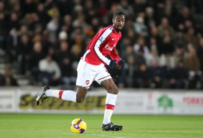 Framed Print : Dominant Arsenal: Johan Djourou Shines in 3-1 Victory Over Hull City (17 / 1 / 2009)