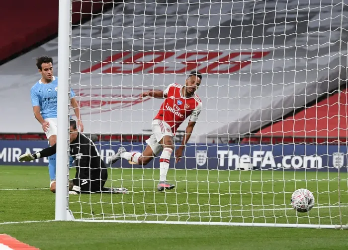 Framed Print : Dramatic FA Cup Semi-Final Moment: Aubameyang Scores for Arsenal Against Manchester City