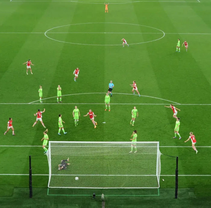 Framed Print : Dramatic Quarters: Lotte Wubben-Moy Scores the Thriller for Arsenal Women in Champions League