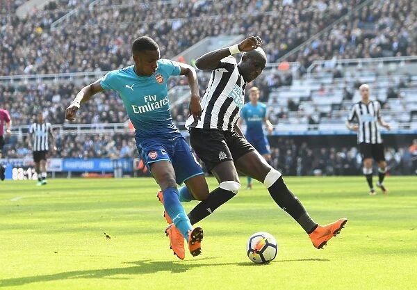 Eddie Nketiah Closes In on Mohamed Diame in Intense Newcastle United vs. Arsenal Clash