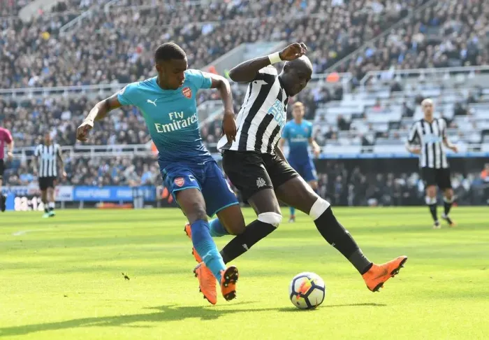 Framed Print : Eddie Nketiah Closes In on Mohamed Diame in Intense Newcastle United vs. Arsenal Clash
