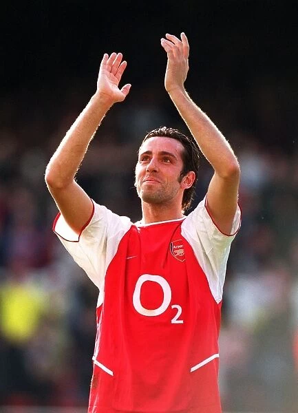 Edu (Arsenal) claps the fans at the end of the match
