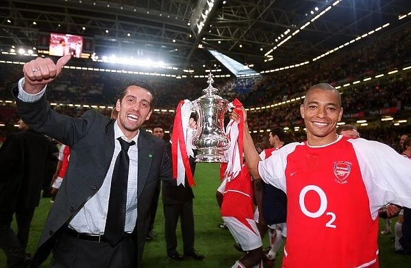 Edu and Gilberto with the FA Cup Trophy. Arsenal 1: 0 Southampton. The F