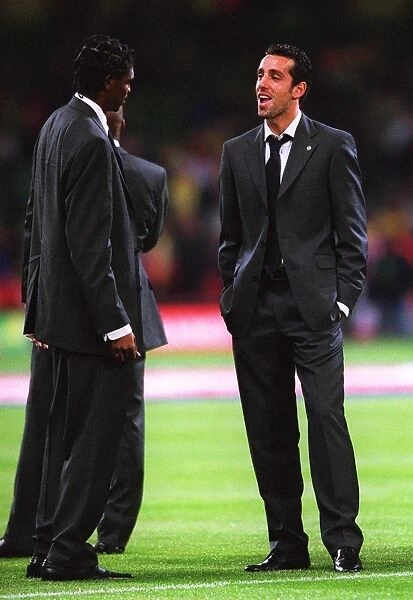 Edu and Kanu (Arsenal) chat before the match. Arsenal 1: 0 Southampton. The F