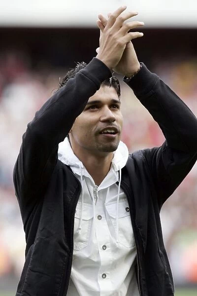 Eduardo (Arsenal) claps the fans