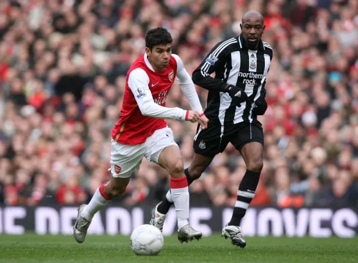 Framed Print : Eduardo (Arsenal) Claudio Cacapa (Newcastle United)