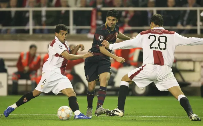 Framed Print : Eduardo (Arsenal) Daniel Alves & Federico Fazio (Seville) Framed Print : Eduardo (Arsenal) Daniel Alves & Federico Fazio (Seville)