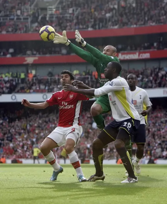 Framed Print : Eduardo (Arsenal) Heurelho Gomes and Ledley King (Tottenham)