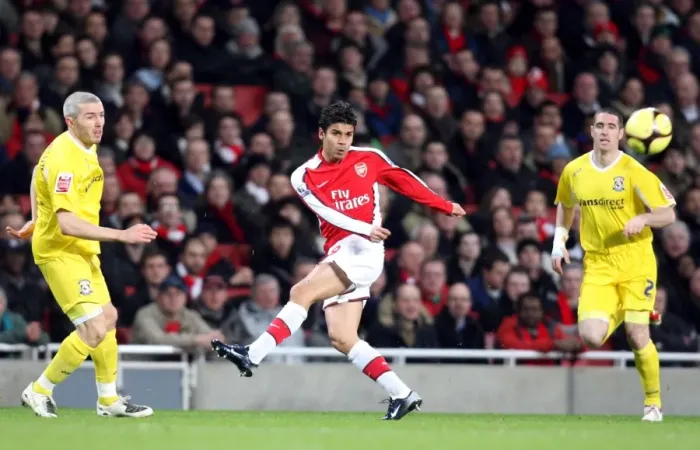 Framed Print : Eduardo (Arsenal) Kevin McNaughton and Mark Kennedy (Cardiff)