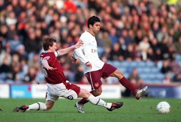 Framed Print : Eduardo (Arsenal) Steven Caldwell (Burnley)