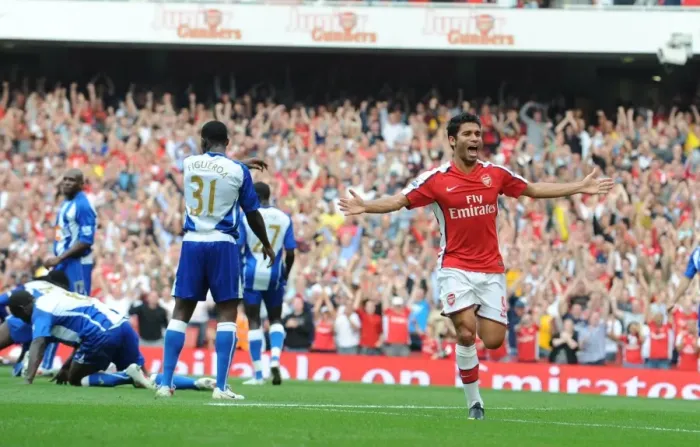 Framed Print : Eduardo celebrates the 3rd Arsenal goal scored by Emmanuel Eboue Framed Print : Eduardo celebrates the 3rd Arsenal goal scored by Emmanuel Eboue
