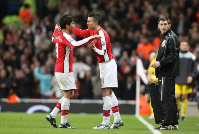 Framed Print : Eduardo makes way for Arsenal substitute Robin van Persie